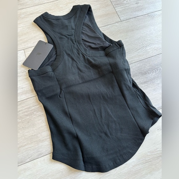 Fabletics HIGH NECK RIB
BUILT IN BRA TANK TOP WOMENS SIZE MEDIUM - Picture 4 of 5